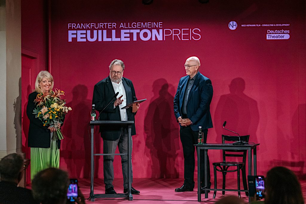 High Value Marketing & PR * Certified Lead Auditor ISO 42001 * Winner Feuilleton-Award F.A:Z. Frankfurter Allgemeine Zeitung - Frankfurt/ Main Feuilleton-Preis der F.A.Z. Frankfurter Allgemeine Zeitung im Deutschen Theater, Berlin. Jürgen Kaube, Herausgeber F.A.Z. und Klaus Rössler, Preisträger Foto: Jens Gyarmaty