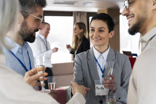 Schluss mit Smalltalk: Entdecken Sie 11 Fragen für authentisches Networking, die tiefer gehen als Jobtitel. So wecken Sie echtes Interesse & bleiben im Gedächtnis. (freepik)